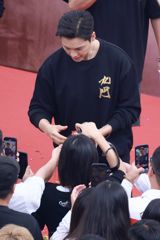 In a heartwarming display of family affection, Chinese actor and entrepreneur Xiang Zuo recently shared a photo of his daughter's face on social media, giving fans a rare glimpse into his personal life. The image, which has been widely shared and discussed online, shows Xiang Zuo spending quality time with his child, reading a picture book together. The post has sparked a wave of warm comments and congratulations from fans, who are delighted to see the celebrity embracing his role as a devoted father.