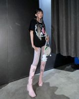 The recent performance by Chinese singer Wang Fei at the Spring Festival Gala has left a lasting impression on audiences, with her rendition of "The World Given to Me" moving countless netizens to tears. However, it was her close friend, singer Hei Ni, who revealed the poignant reason behind Wang Fei's emotional moment on stage, shedding new light on the singer's life. According to Hei Ni, Wang Fei's tearful performance was a heartfelt tribute to her loved ones who have passed away, including her mother, brother, and father, leaving her with only her two daughters as her remaining close family members.