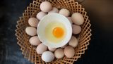 The health benefits of eating 2 eggs a day are multifaceted. According to recent studies, consuming two eggs daily can have significant health benefits, particularly when it comes to increasing bone density. Eggs are a nutrient-rich food that provides high-quality protein, vitamins, and minerals essential for maintaining overall health. One of the key findings from a study published in the Journal of Food and Function suggests that eating 100 grams of eggs (approximately two eggs) per day can increase bone density, especially in the hip and spine. This is crucial for maintaining strong bones and preventing osteoporosis, particularly in older adults.