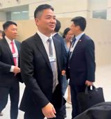 In a move that has garnered widespread acclaim, Liu Qiangdong, the founder of JD.com, has invested a staggering 7 billion RMB to provide comprehensive benefits for campus recruits. The initiative, which includes creating 35,000 job opportunities and building nearly 5,000 fully furnished apartments in Beijing for new recruits, has been met with enthusiasm on social media platforms such as Weibo.