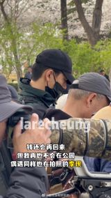 Chinese actor Li Xian has recently been spotted engaging in a new hobby, bird-watching in a park, alongside a group of elderly men. This unexpected activity has sparked heated discussions among netizens, with many reacting to the news with a mix of admiration and playful teasing. Seeing Li Xian's participation in the park bird-watching group as a charming aspect of his life, they believe this hobby enables him to connect with fellow photography enthusiasts, exchange experiences, and enjoy a leisurely lifestyle.