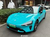 The story of Wang Huameng, the owner of the first Xiaomi SU7 founding edition in the country, has garnered significant attention due to his decision to sell the vehicle after a year of ownership. This particular car holds a special place, not only because it was the first of its kind nationwide but also because it was personally delivered by Lei Jun, the founder of Xiaomi. Despite the deep affection for the car, the owner chose to part with it, sparking curiosity about the reasons behind this decision.