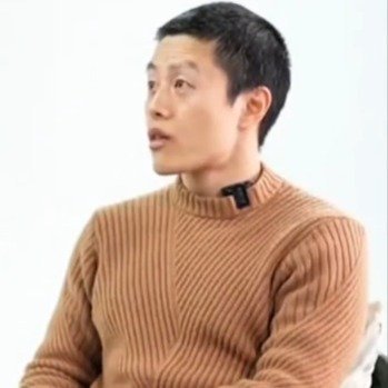 Down-to-Earth Director Defies Luxury Expectations