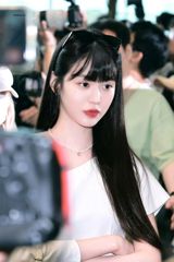 In recent days, K-pop fans and netizens have been abuzz with discussions surrounding Jang Won-young, a member of the popular South Korean girl groups IVE and formerly IZONE. The 20-year-old idol has been making headlines for her "bare face" – or "素颜" in Chinese – after being spotted at Incheon Airport on July 19, 2025, with minimal to no makeup.