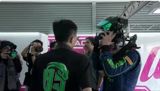 In a moment that has left fans swooning, Chinese heartthrob Wang Yibo was seen removing his helmet after a thrilling racing event, sending the internet into a frenzy. The brief moment, captured on camera, has been repeatedly shared and replayed on social media, with fans and netizens alike gushing over his striking appearance.