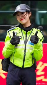 The sudden rise to fame of the "Shenzhen Rabbit Police Officer" has sparked a heated debate. A female traffic police officer in Shenzhen has gained widespread attention for her attractive appearance and gentle demeanor, prompting discussions about the objectification of female police officers. This phenomenon raises questions about whether the police force, a profession that is supposed to be revered, should be subject to scrutiny based on physical appearance. Moreover, it highlights the issue of women being reduced to their physical attributes, even in professions where appearance is ostensibly irrelevant.